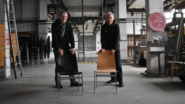 Alte Stühle aus dem Pädagogischen Zentrum am Lehmwohld werden auf Alsen schwarz gestrichen und weiter genutzt: Jürgen Dahlkemper (l.) und Setus Studt freuen sich schon auf die Benutzung.