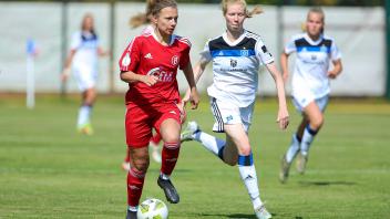 v.li.: Nathalie Heeren (ATS Buntentor, 26) und Jacueline Dönges (Hamburger SV, 21) im Laufduell, Zweikampf, Duell, Dynam