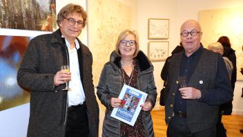 Bürgermeisterin Gabriele Hettwer während der Vernissage mit dem Vorsitzenden des Kunstkreises, Tom Stellmacher (l.) und Uwe Schildmeier.