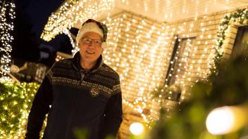 Lotte: Malermeister Riepe rüstet sein stromfressendes Weihnachtshaus zum LED-Stromsparparadies um