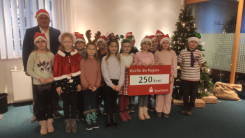 Grundschüler aus Passow schmücken Weihnachtsbaum in Sparkasse Lübz 