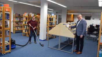 Letzte Handgriffe legen Büchereileiterin Gabriele Christiansen und Bürgermeister, Stefan Ploog noch an, dann kann die Bücherei Kropp am Donnerstag wieder für Besucher öffnen.