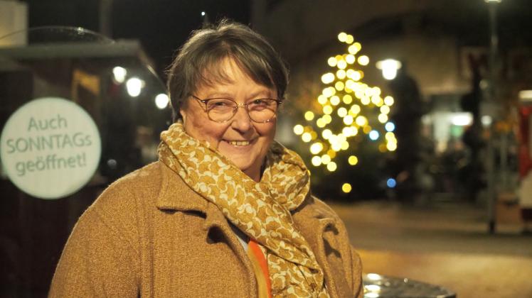 Anne Teichmann steht, perspektivisch gesehen, neben dem großen Weihnachtsbaum in der Uetersener Fußgängerzone. Lichter, sagt sie, weckten gerade bei Kindern die Vorfreude auf das Weihnachtsfest.