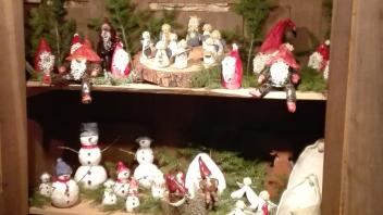 Beim Adventsmarkt in Hohenwoos können die Besucher weihnachtliche Deko entdecken.