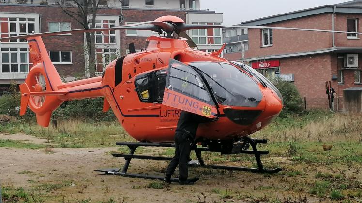 Hubschrauber der Luftrettung landet auf einem Grundstück in der Innenstadt von Quickborn