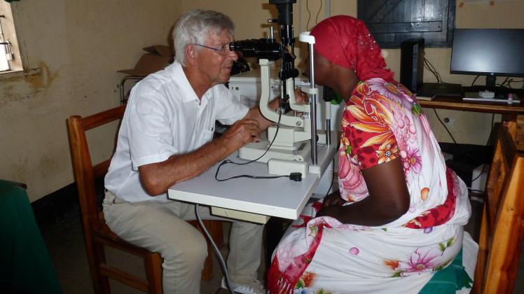 Ohne seine Spaltlampe geht Joachim Miertsch in Tansania nicht in den Einsatz. Auch in der Urwald-Augenklinik in Kibosho hat sie ihm gute Dienste geleistet.