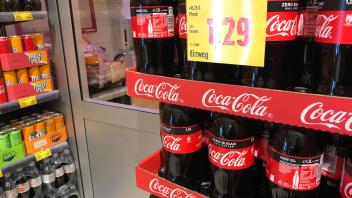 Coca Cola in einer Edeka Filiale in Hamburg 28.01.2019 *** Coca Cola in an Edeka branch in Hamburg 28 01 2019