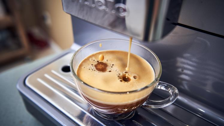 Stiftung Warentest hat billige und teure Kaffeevollautomaten getestet. Der Testsieger 2022 ist vergleichsweise günstig.