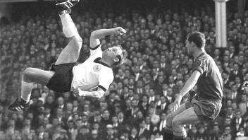 Weltmeisterschaft 1966 Deutschland Spanien 20 7 1966 Fallrueckzieher von Uwe Seeler HM