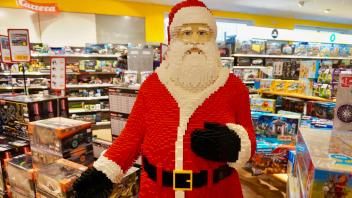 Weihnachtsmann aus Legosteinen                               