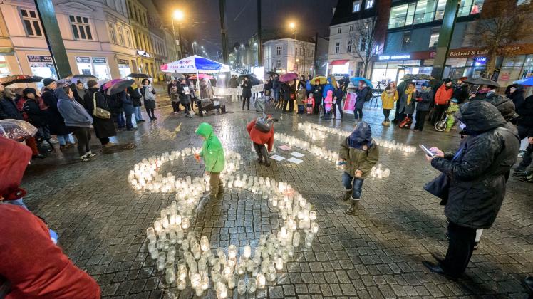Ein Licht für jede Frau - am internationalen Aktionstag gegen Gewalt an Frauen wurden in Rostock symbolisch 811 Kerzen entzündet.
Jedes Teelicht steht für eine Frau, die Hilfe nach einem Übergriff suchte. Besonders Im Fokus der Veranstalterinnen stand dieses Jahr die Gewalt an Frauen mit Behinderungen. 