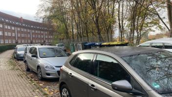 Auto an Auto: Durch die Bewohnerparkzone soll sich die Parksituation in der Jean-Sibelius-Straße entspannen.