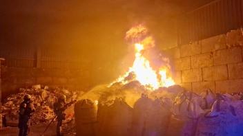 Ein brennender Müllhaufen in einem Brinkumer Wertstoffhof hat die Feuerwehr über Stunden gefordert.