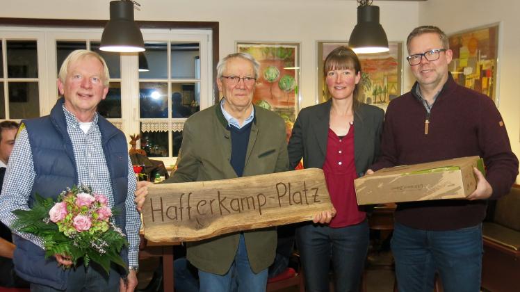 Um den Naturschutz haben sich Rolf Wellinghorst und Udo Hafferkamp, gewürdigt von Christiane Achelwilm und Matthias Wübbel (von links), verdient gemacht.