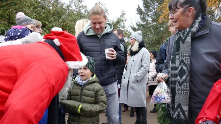 Die Kinder, die wie der sechsjährige Rick Wulff ein Gedicht aufsagten, bekamen auf dem Adventsbasar der Schule Mühlen Eichsen vom Weihnachtsmann ein kleines Geschenk.