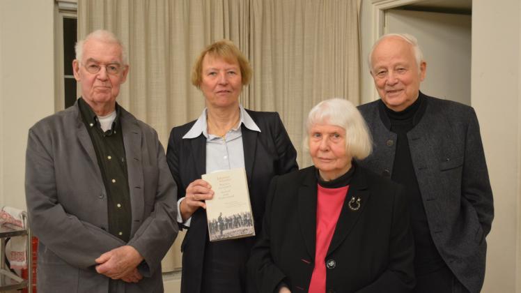 Die Herausgeber von „Waches Gewissen - Aufruf zum Widerstand“: Peter Godt (v.l.), Christiane Godt (Schröders jüngste Tochter), Silke Lehmann und Hartmut Lehmann. 