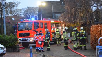 Feuerwehr und Rettungsdienst beim EInsatz in der Straße Gergenbusch in Reinbek. Einer Frau konnten sie nicht mehr helfen. 