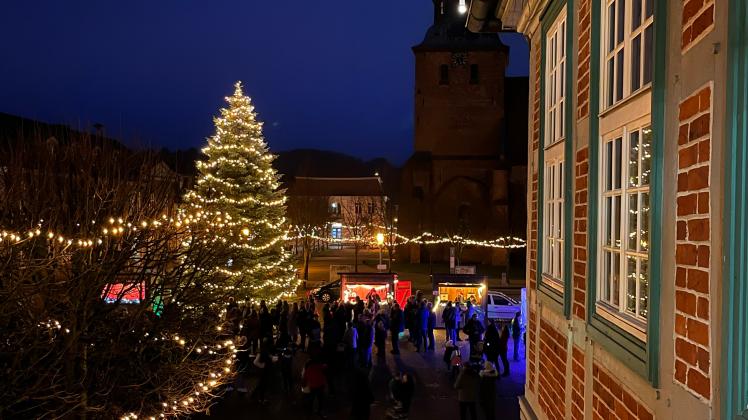 Auf Kommando ist es geschehen. Boizenburgs Weihnachtsbeleuchtung wurde am Sonnabend offiziell in Betrieb genommen.