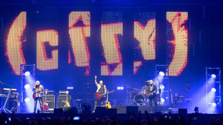 50 Jahre City und kein bisschen leiser: Die Kultband feierte mit Fans  in der Sport- und Kongresshalle ihre Abschiedstournee. Wir waren dabei.