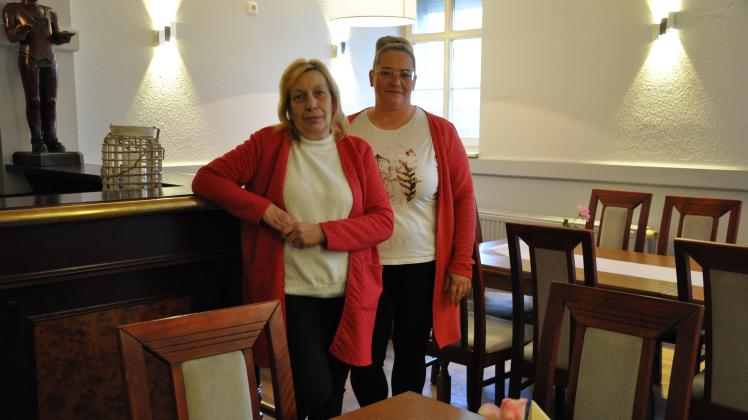 In den frisch renovierten Räumlichkeiten des ehemaligen Pubs können Ellen Gau (l.) und ihre neue Geschäftspartnerin Mandy Pollner Veranstaltungen mit bis zu 25 Personen durchführen. 