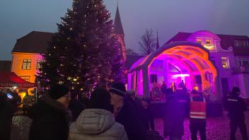 Auf dem Markt vor dem Rathaus herrschte mit der richtigen Beleuchtung weihnachtliche Stimmung.