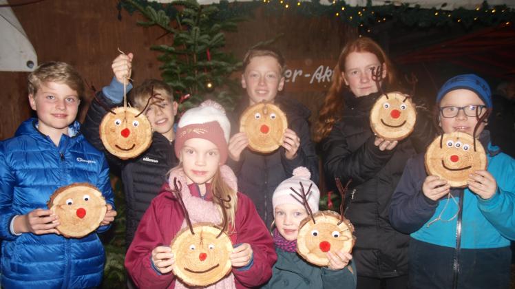 Bastelspaß in Hohenwestedt: Am Stand der Gildeschwestern konnten die Kinder Holzscheiben zu Elchköpfen dekorieren.