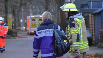 Eine Notfallseelsorgerin traf kurz nach den Einsatzkräften in der Straße Gergenbusch in Reinbek ein. Sie betreute den Ehemann der Verstorbenen. 