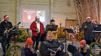 Mit viel Musik und schönen Melodien stimmten die Mitglieder der Band „2-Live“ gemeinsam mit Musiker Horst Lemke (r.) auf die Weihnachtszeit ein und Karsten Gröning (vorn) las Weihnachtsgeschichten vor. 