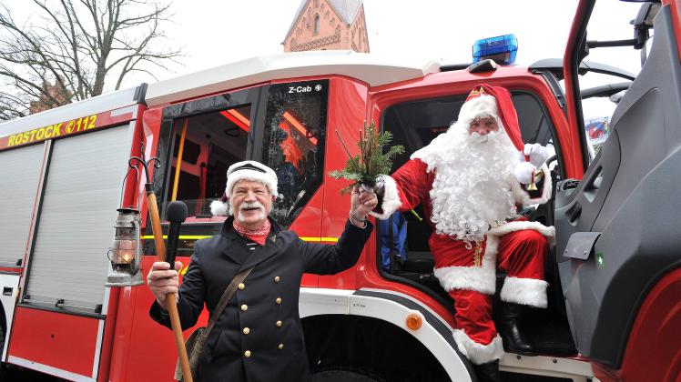 In Warnemünde wird der Weihnachtsmann, alias Eckhard Tews, traditionell von den Kameraden der Frei-willigen Feuerwehr vorgefahren und durch Latüchtenwärter Klaus Lass in Empfang genommen. 