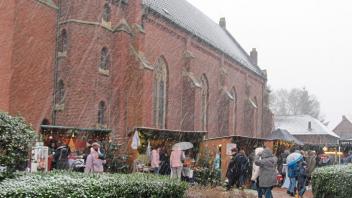 2017 fand der Adventsmarkt an der Pfarrkirche in Dohren zum ersten Mal statt. Damals hat es sogar geschneit.