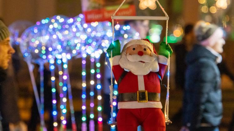 In den Verkaufshütten wurde allerhand Weihnachtliches angeboten.