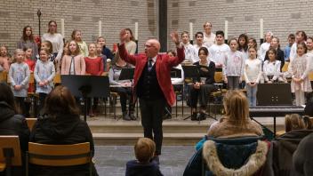 Rund 240 Besucher hörten und sangen allein in der Lutherkirche weihnachtliche Lieder. Beteiligt an dem Konzert der Musikschule der Stadt Delmenhorst (MSD), unter anderem mit deren Leiter Michael Müller, waren mehr als 130 Sängerinnen und Sänger sowie Instrumentalisten. 