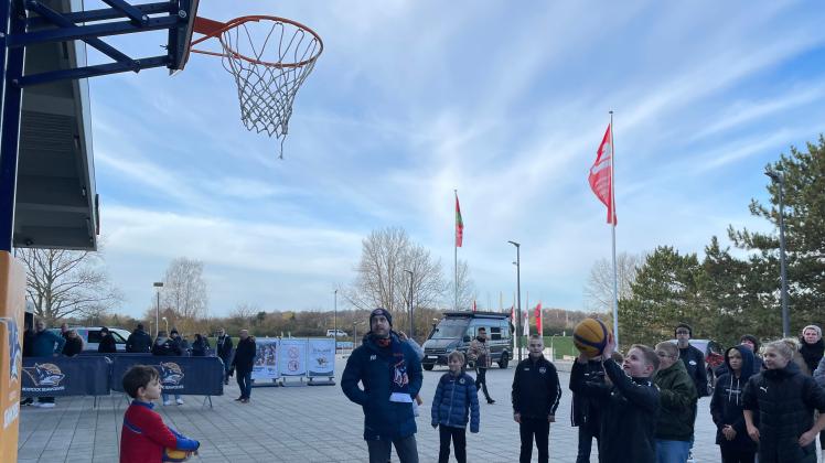 125 Bützower warfen vor der Stadthalle in Rostock auf den Basketballkorb. 