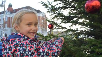 Die sechsjährige Jonna half am Sonntag beim Schmücken des Weihnachtsbaumes auf dem Margaretenplatz in Rostock.