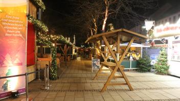 Das Pinneberger Weihnachtsdorf war Sonntagabend gegen 20.30 Uhr fast ausgestorben.
