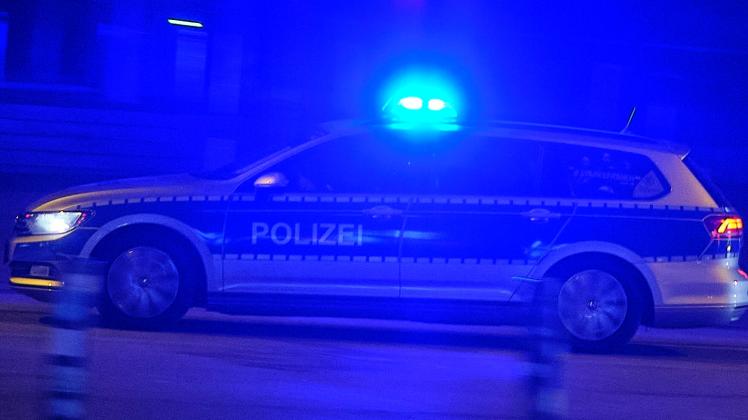 Hamburg, 31.10.2022 Ein Streifenwagen der Polizei ist in der dunklen Nacht mit Blaulicht in der Stadt unterwegs. Hamburg