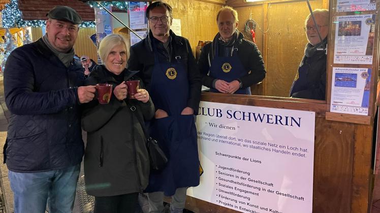 Gelungene Spendenaktion für die Schulmaterialkammer (v. r.): Christoph Kümmritz und Anne Bemmann mit Lionsfreunden.