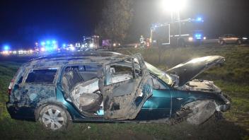 Der Pkw wurde bei dem Unfall auf der A1 bei bad Oldesloe schwer beschädigt. Drei Personen wurden verletzt in Kliniken eingeliefert. 