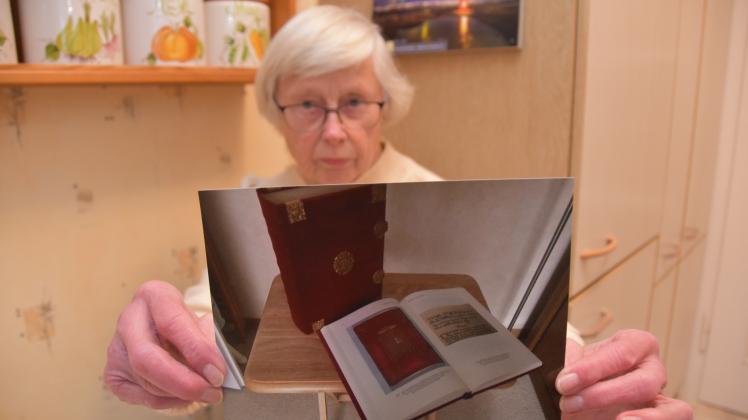 Marlene Ziehm mit einem Foto des Faksimile, das Betrüger ihr verkauft haben