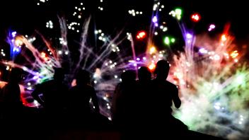 Feuerwerk Sylvester Silvester Neujahr Feuerwerk Zuschauer Publikum Silhouette Umriss Schattenriss 20220714am445 Marseill