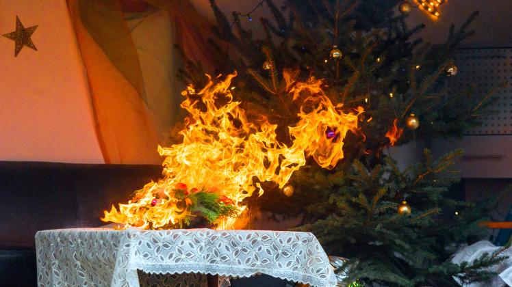 02 04 2015 Berlin Deutschland simmulierter Zimmerbrand zur Weihnachtszeit