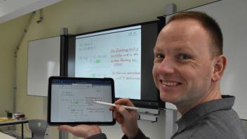 Unterricht mit Tablet und Smart Board: Mathe-Lehrer Niels Mertens nutzt die Möglichkeiten der Digitalisierung.
