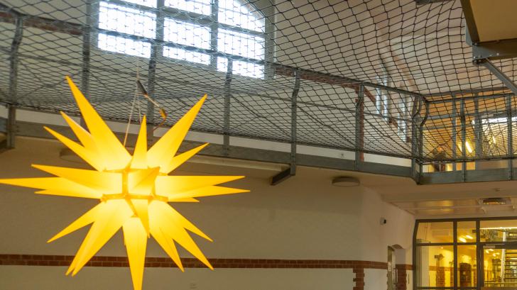 Justizvollzugsanstalt Neumünster: So lebt es sich zwischen Schule, Sporthalle und psychischer Betreuung im Gefängnis