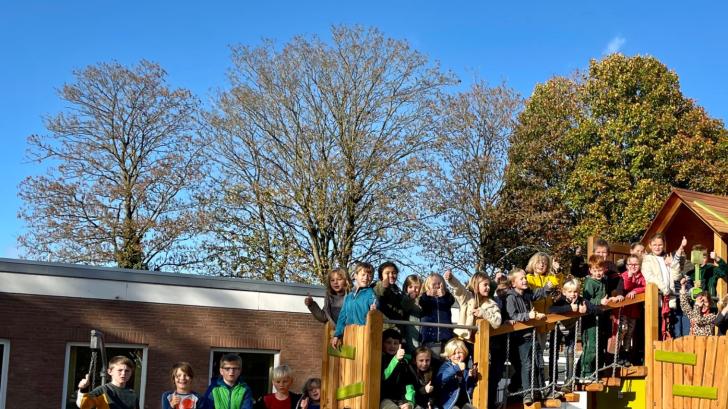An der Grundschule Messingen ist mit dem neu gestalteten Schulhof ein lang gehegter Wunsch in Erfüllung gegangen: Die aktuell 32 Schüler haben ihr neues Spielgerät sofort in Beschlag genommen.