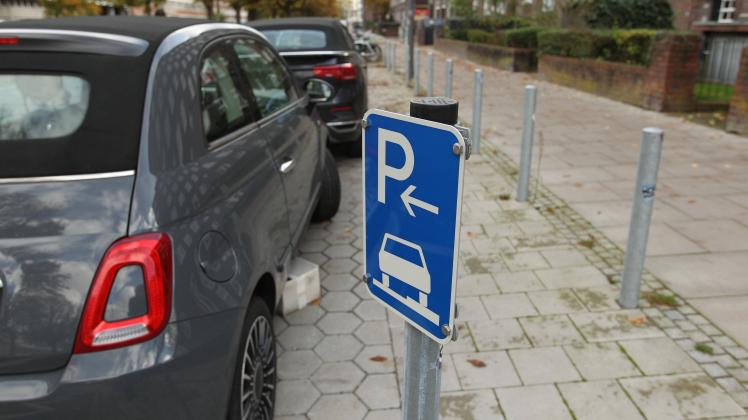 Ein Verkehrszeichen am Wiesendamm in Barmbek weist darauf hin, dass Parken hier kostenlos gestattet ist. Barmbek Hamburg
