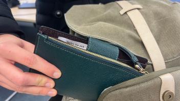 So schnell geht es, dann wird das Portemonnaie aus der Tasche gezogen. Oft werden die Taschen sorglos im Einkaufswagen zurückgelassen.