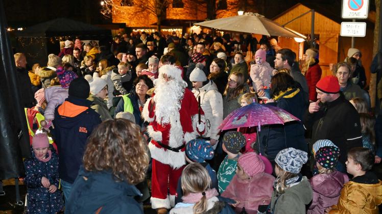 Weihnachtsmarkt Gehrde 2022: Der Nikolaus wurde am Sonntag besonders herzlich in Empfang genommen.