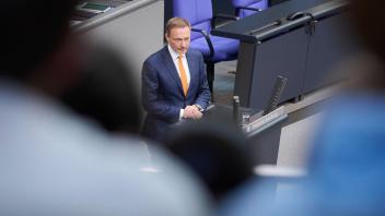 Plenarsitzung im Bundestag in Berlin Christian Lindner (Bundesminister der Finanzen, Vizekanzler, FDP) während der Sitzu