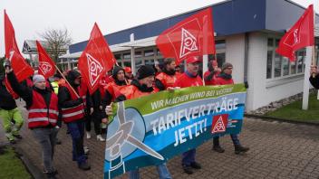 Am Montagmorgen trafen sich die Streikenden vor dem Standort von Vestas in Husum. Weil es nach wie vor keinen Tarifvertrag gibt, gehen die Gewerkschafter in den Ausstand, begründet die IG Metall den Streik.