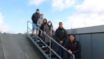 Gemeinschaftsschule Niebüll: Mitglieder der Schülervertretung stehen im November 2022 auf dem Dach der Schule.